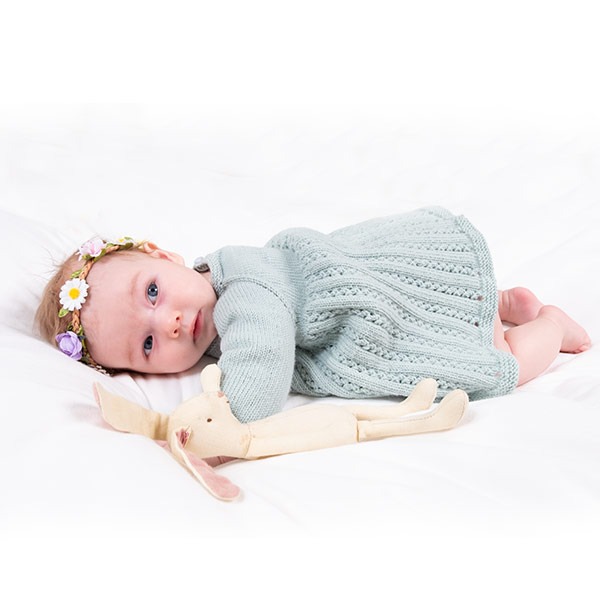 Stickad Bebisklänning Ida m/body - garnpaket i Bluum Soft Merino Ull