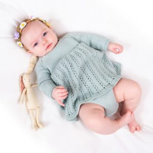Stickad Bebisklänning Ida m/body - garnpaket i Bluum Soft Merino Ull