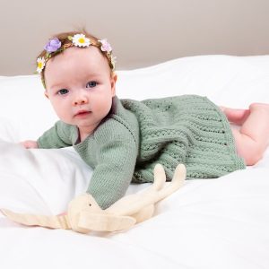 Stickad Bebisklänning Ida m/body - garnpaket i Bluum Soft Merino Ull