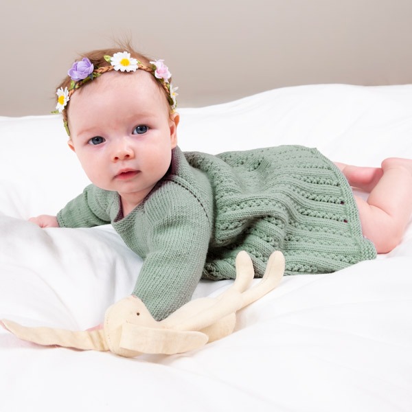 Stickad Bebisklänning Ida m/body - garnpaket i Bluum Soft Merino Ull