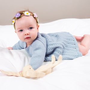 Stickad Bebisklänning Ida m/body - garnpaket i Bluum Soft Merino Ull