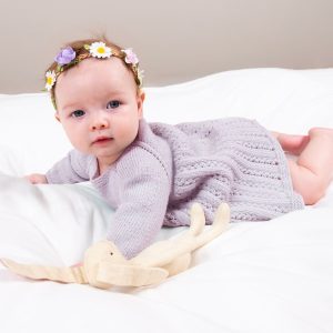 Stickad Bebisklänning Ida m/body - garnpaket i Bluum Soft Merino Ull