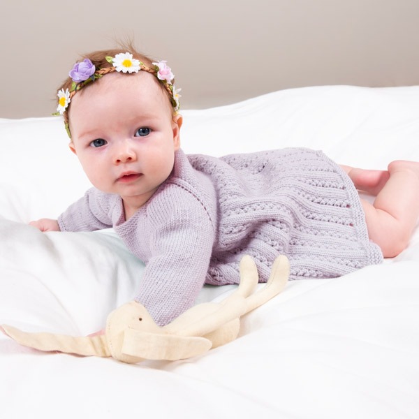 Stickad Bebisklänning Ida m/body - garnpaket i Bluum Soft Merino Ull