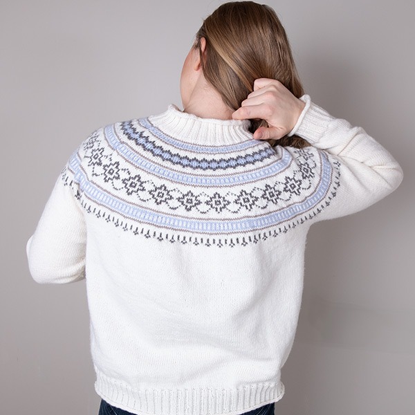 Stickad tröja Ingrid till dam - garnpaket i Bluum Pure Eco Baby Wool