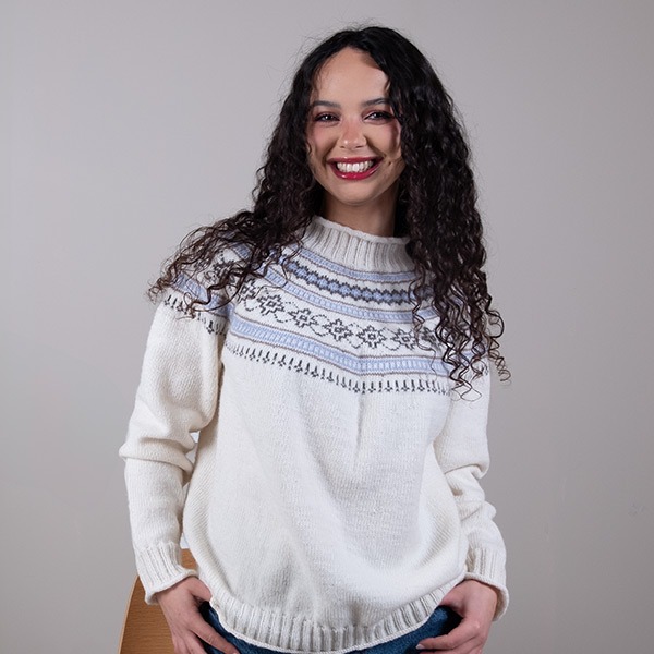 Stickad-trja-Ingrid-till-dam-7.jpeg Stickad tröja Ingrid till dam - garnpaket i Bluum Soft Merino Ull