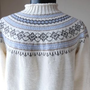 Stickad tröja Ingrid till dam - garnpaket i Bluum Pure Eco Baby Wool
