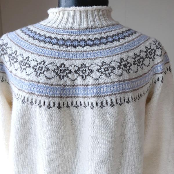 Stickad tröja Ingrid till dam - garnpaket i Bluum Pure Eco Baby Wool