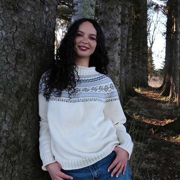 Stickad tröja Ingrid till dam - garnpaket i Bluum Soft Merino Ull