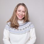 Stickad tröja Ingrid till dam - garnpaket i Bluum Pure Eco Baby Wool