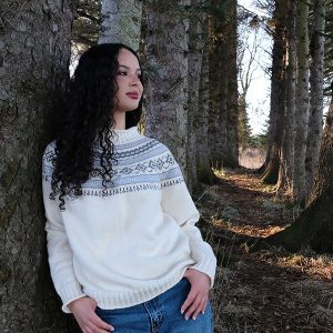 Stickad tröja Ingrid till dam - garnpaket i Bluum Soft Merino Ull
