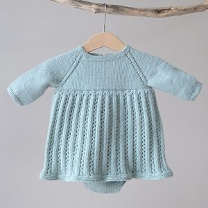 Stickad Bebisklänning Ida m/body - garnpaket i Bluum Soft Merino Ull