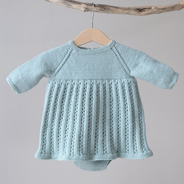 Stickad Bebisklänning Ida m/body - garnpaket i Bluum Soft Merino Ull