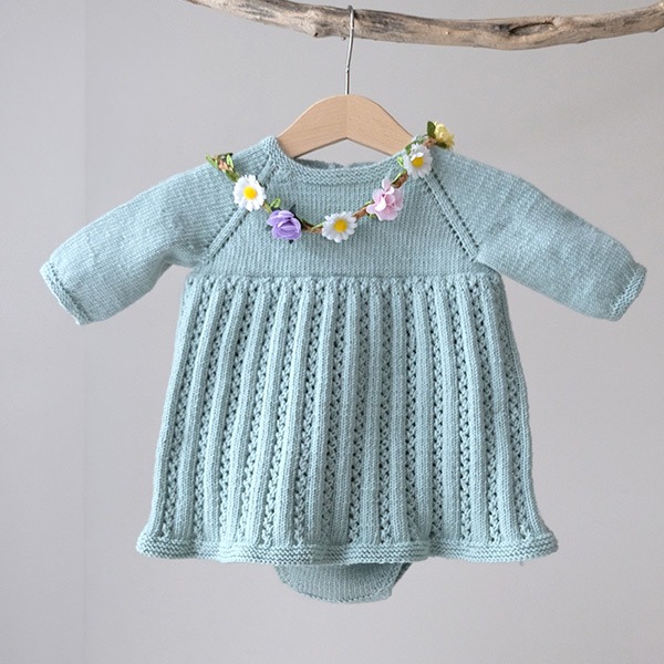 Stickad Bebisklänning Ida m/body - garnpaket i Bluum Soft Merino Ull