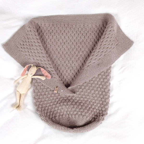 Stickad Myspåse Bubblor - garnpaket i Bluum Pure Eco Baby Wool