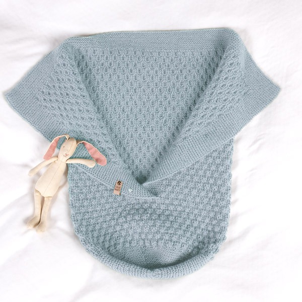 Stickad Myspåse Bubblor - garnpaket i Bluum Pure Eco Baby Wool
