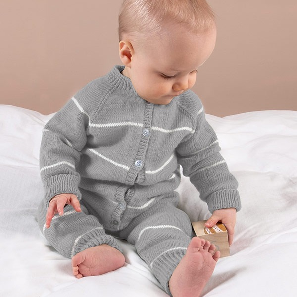 Stickad-overall-Vrrnder-ga-11-1-1.jpeg Stickad overall Vårränder - garnpaket i Bluum Soft Merino Ull