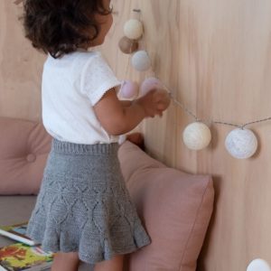 Stickad kjol Ylva danskjol - garnpaket i Bluum Pure Eco Baby Woo, Sirissima stickning
