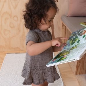 Stickad klänning Ylva dansklänning - garnpaket i Bluum Pure Eco Baby Woo, Sirissima stickning