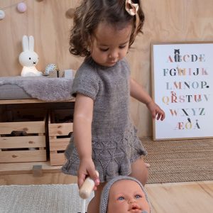 Stickad klänning Ylva dansklänning - garnpaket i Bluum Pure Eco Baby Woo, Sirissima stickning