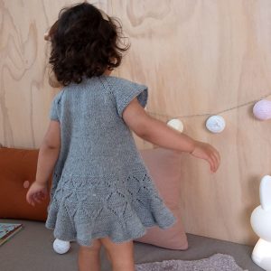 Stickad klänning Ylva dansklänning - garnpaket i Bluum Pure Eco Baby Woo, Sirissima stickning
