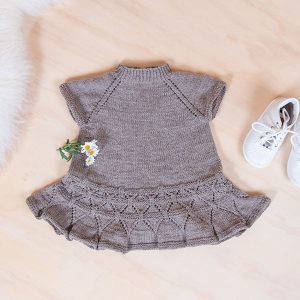 Stickad klänning Ylva dansklänning - garnpaket i Bluum Pure Eco Baby Woo, Sirissima stickning