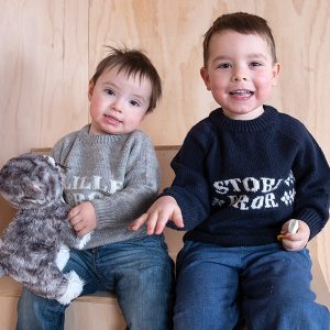 Stickad tröja Storebror - garnpaket i Bluum Pure Eco Baby Woo