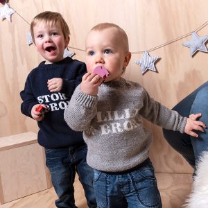 Stickad tröja Storebror - garnpaket i Bluum Pure Eco Baby Wool