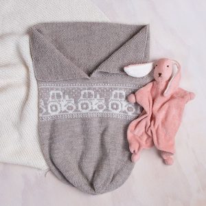 Stickad Myspåse Traktor - garnpaket i Bluum Pure Eco Baby Woo