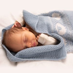 Stickad Myspåse Lammet - garnpaket i Bluum Pure Eco Baby Wool