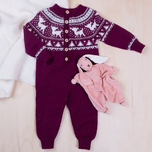 Stickad overall Bambi - garnpaket i Bluum Pure Eco Baby Wool