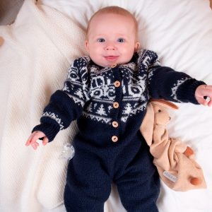 Stickad overall Traktor - garnpaket i Bluum Pure Eco Baby Woo