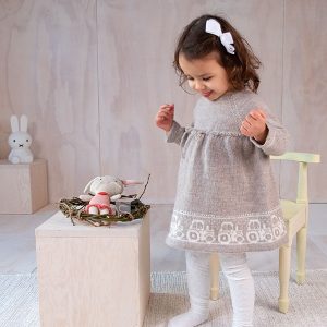 Stickad klänning Traktor - garnpaket i Bluum Pure Eco Baby Wool