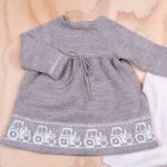 Stickad klänning Traktor - garnpaket i Bluum Pure Eco Baby Wool