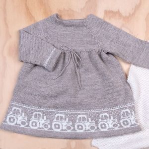 Stickad klänning Traktor - garnpaket i Bluum Pure Eco Baby Wool