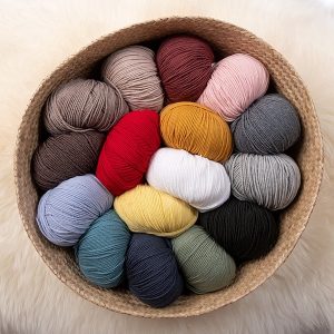 Stickad tröja Elefanterna badar - garnpaket i Bluum Soft Merino Ul