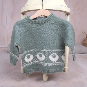 Stickad tröja Lammet - garnpaket i Bluum Pure Eco Baby Woo