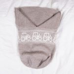 Stickad Myspåse Traktor - garnpaket i Bluum Pure Eco Baby Wool