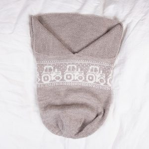 Stickad Myspåse Traktor - garnpaket i Bluum Pure Eco Baby Woo