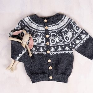 Stickad kofta Traktor - garnpaket i Bluum Pure Eco Baby Woo