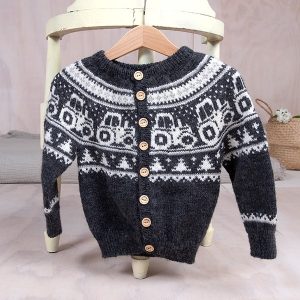 Stickad kofta Traktor - garnpaket i Bluum Pure Eco Baby Woo