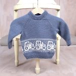 Stickad tröja Traktor - garnpaket i Bluum Pure Eco Baby Wool