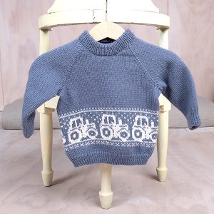 Stickad tröja Traktor - garnpaket i Bluum Pure Eco Baby Wool