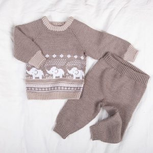 Stickat set Elefanterna badar - garnpaket i Bluum Soft Merino Ul