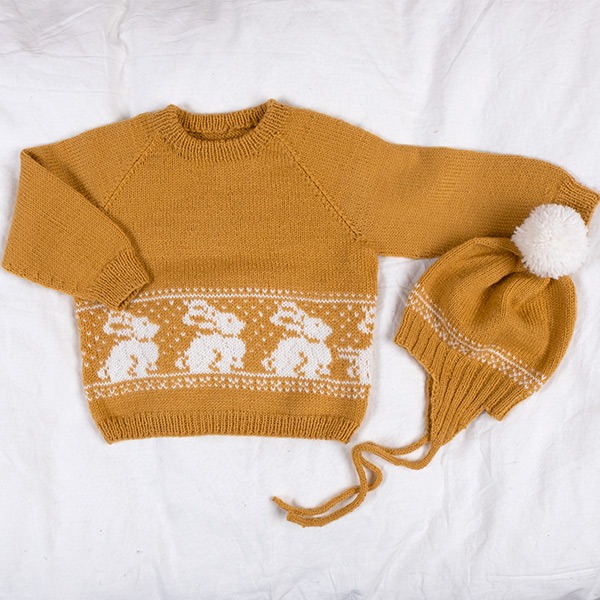 Bluum-stickningsset-Kanin-tr-8-1.jpeg Stickat set Kanin-tröja och mössa - garnpaket i Bluum Pure Eco Baby Wool