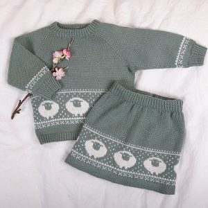 Stickat set Lammet tröja och kjol - garnpaket i Bluum Pure Eco Baby Woo