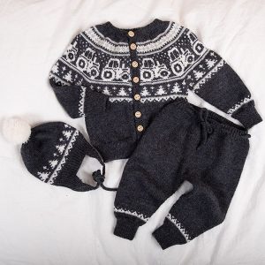 Stickat set Traktor kofta, byxs och luva i Koksgrå - garnpaket i Bluum Pure Eco Baby Woo