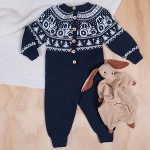 Stickad overall Traktor - garnpaket i Bluum Pure Eco Baby Woo