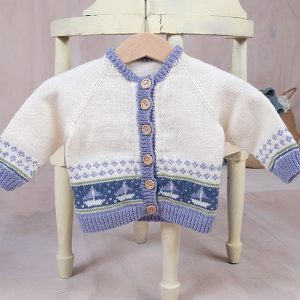 Stickad kofta Segelbåtar - garnpaket i Bluum Soft Merino Ul