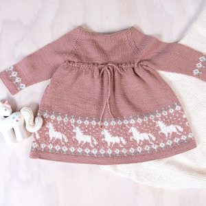 Stickad klänning Enhörning - garnpaket i Bluum Pure Eco Baby Woo
