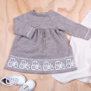 Stickad klänning Traktor - garnpaket i Bluum Pure Eco Baby Woo